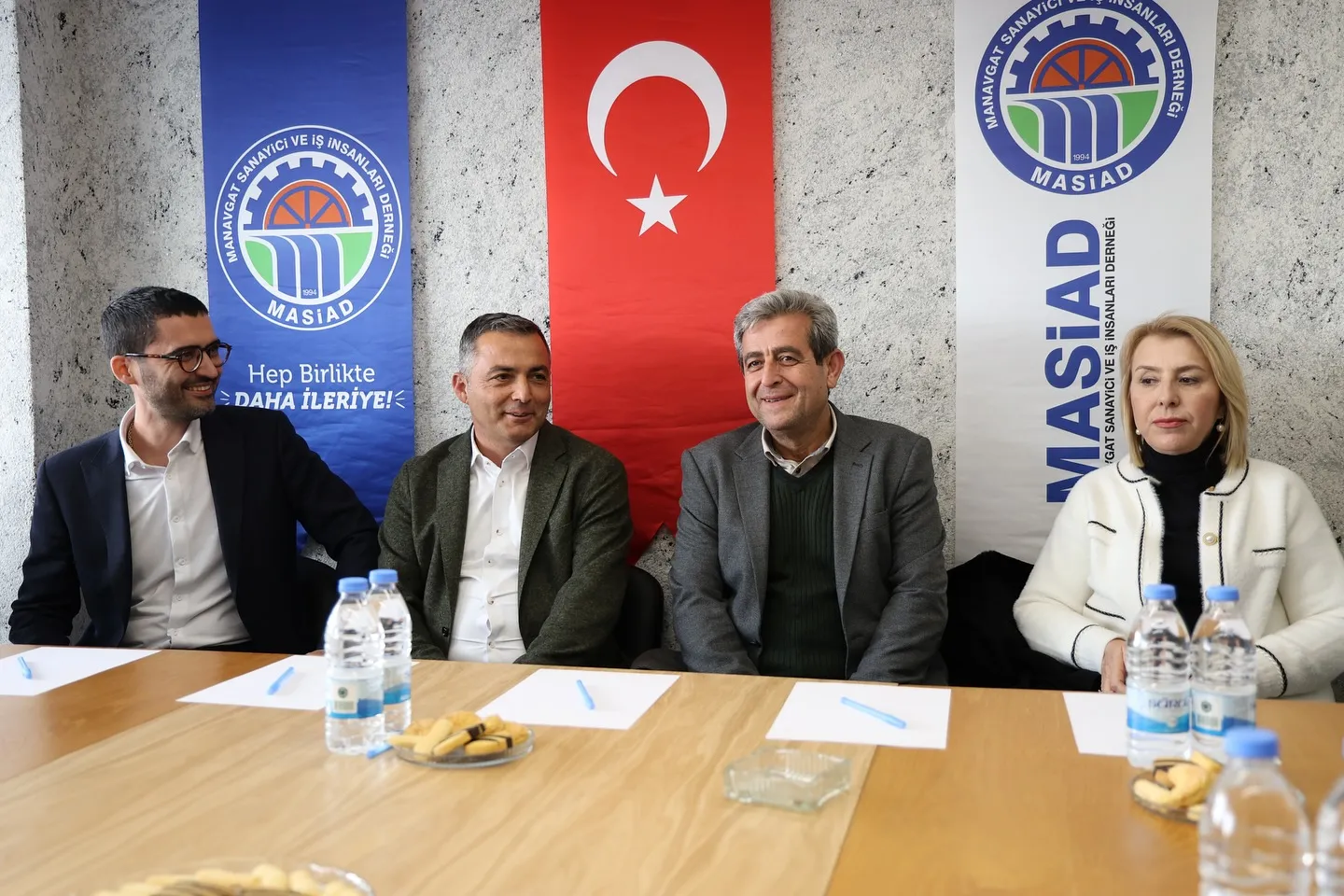 Bugün, yeni taşındığımız dernek merkezimizde Manavgat Belediye Başkanı Sayın Dr. Niyazi Nefi